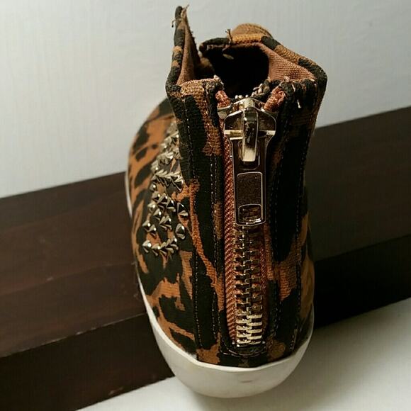 Forever 21 High Top Animal Print Sneaker. 7.5 - Picture 4 of 5
